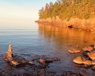 Cozy Lakehome Retreat In Wooded Setting 50 Feet From The Shore Of Lake Superior - Two Harbors
