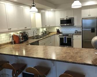 The Yellow House offers an ocean view fully furnished modern suite. - Ladysmith - Kitchen