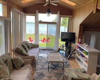 Private and Quiet Cottage with Stunning view of the Sunset. Great for fishing - Nestleton - Sala de estar