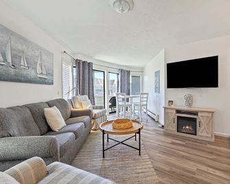 104 Pointes North Inn | Small dog friendly | Downtown Chx | Pool Access - Charlevoix - Living room