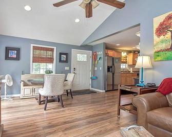 Dogs Love This Lakefront Cozy Cottage - Talladega - Dining room