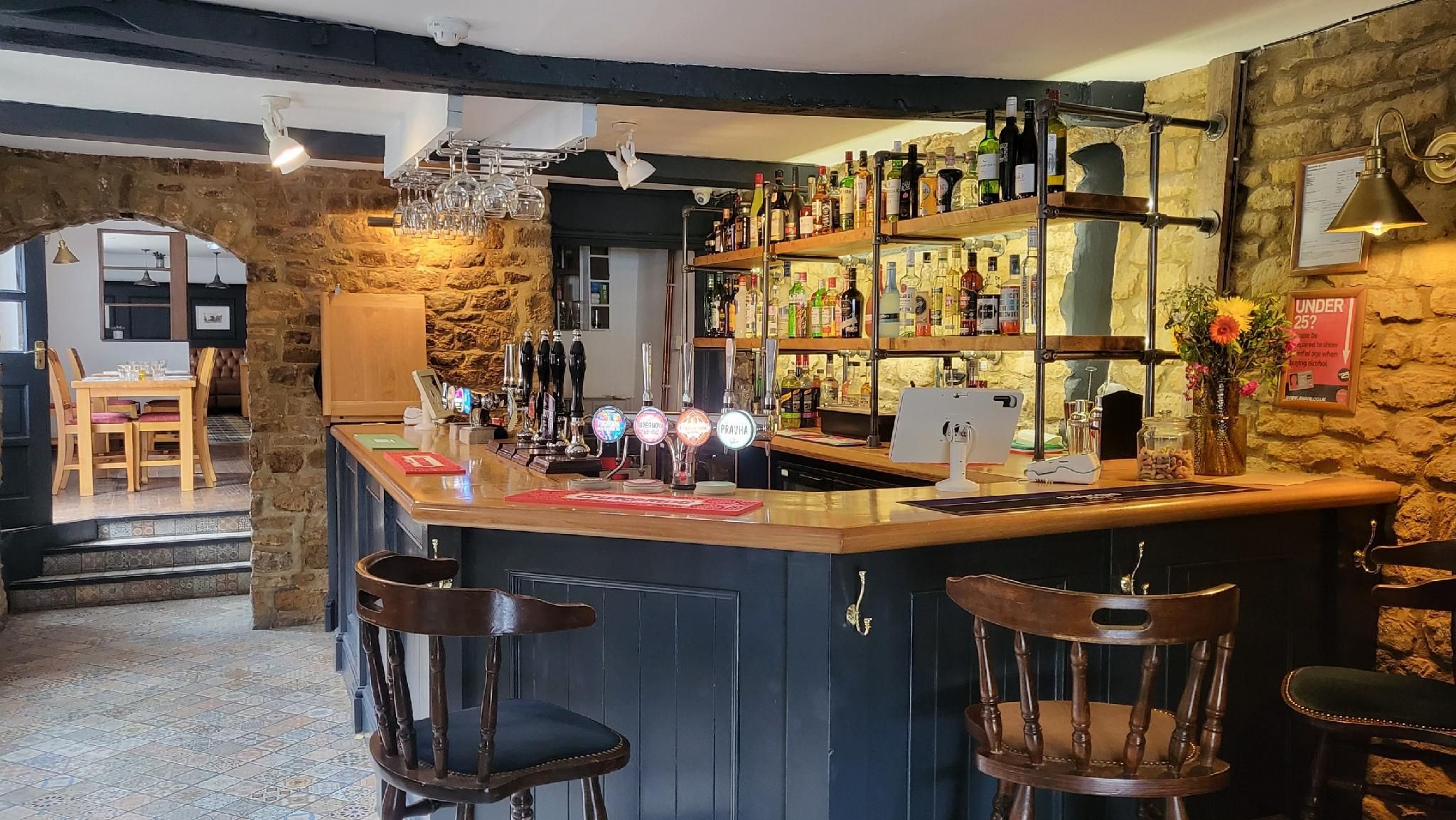 Unicorn Inn - בנברי - בר