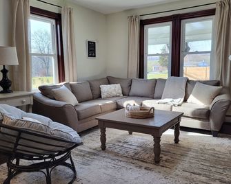 Cozy 2-bedroom house in peaceful Bernville with out door fire pit area - Bernville - Sala de estar