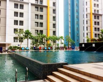 Parquette Studio at Paramount Skyline Apartment By Travelio - Tangerang - Piscina