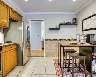 Fire Pit And Yard Family Home In Farming - Farmington Hills