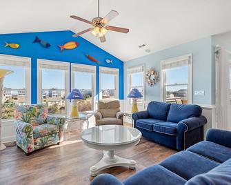 Sandy Bottoms: Oceanside, Pool, Spa, Dogs Ok - Nags Head - Living room