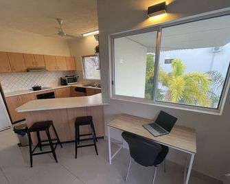 3 bedroom condo perfect tropical retreat - Winnellie - Kitchen