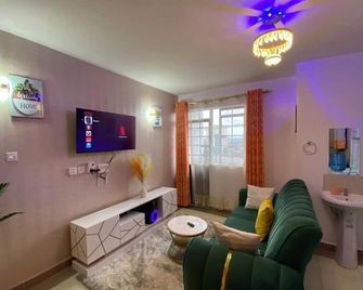 Cozy & Modern One Bedroom Opposite Garden City Mall - Nairobi - Living room