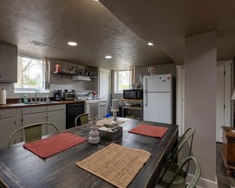 Peaceful Urban Farmstay - Indianapolis - Küche