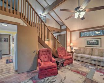 Ski Resort Cabin with Deck in Beech Mountain! - Beech Mountain - Living room