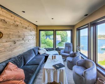Nice home in Fitjar with house sea view - Fitjar - Living room