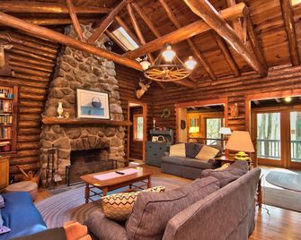 Paupack Point Wallenpaupack Lakefront Log Home - 3 bedrooms + Central AC - Hawley - Obývací pokoj