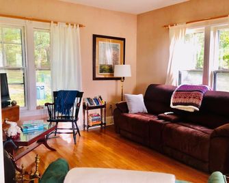 Charming Farmhouse - Quiet, Private & Peaceful - Worthington - Sala de estar