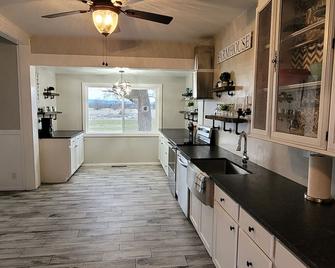 Peaceful Elegance in the country near the Deschutes River - Maupin - Cocina
