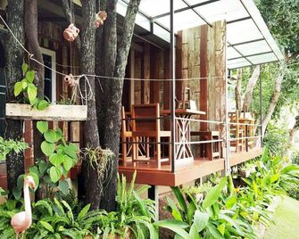 Baan Phuchalianglom - Suan Phueng - Patio