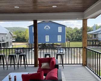 ON THE ROCKS is the place to be!!! A new spacious cabin & fully stocked! - Glenwood - Balcón