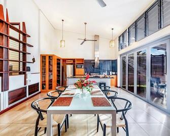 'Troppo' Darwin Designer Luxury Boutique Home - Darwin - Dining room