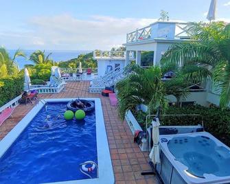 تشيز مانجو فيلاس - Old Towne - حوض السباحة