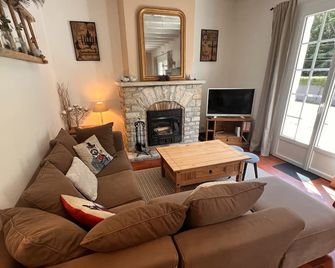 Renovated country house with swimming pool sleeps 9 - Mareuil - Salon