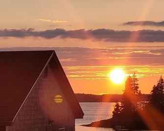 Port Clyde Village House - It's 2025! Stay in Maine this summer. - Tenants Harbor - Outdoors view