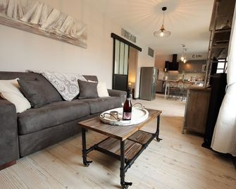 New In 2018 Apartment With Sea And Harbor Views Ww2 Normandy Landing Beaches - Port-en-Bessin-Huppain - Wohnzimmer