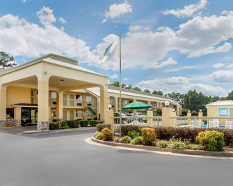 Quality Inn - McComb - Building