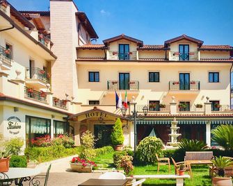 Fashion Hotel - Valmontone - Gebäude