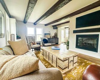 Charming 1810 farmhouse on 24 acres w/ gorgeous mountain views, 2 bedrooms &WiFi - Morrisville - Sala de estar