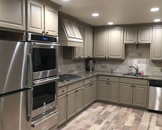 Hidden Pines Lodge -- Privacy in the East Texas Piney Woods - Center - Kitchen