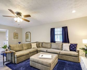 Bright Knoxville Vacation Rental w/ Large Backyard - Knoxville - Living room