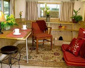 Airstream in the Redwoods, near River and Beaches (with Hot Tub) - Blue Lake - Sala de estar