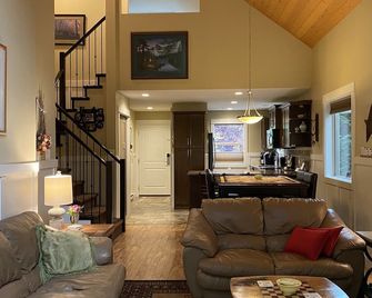 Pet Friendly 2 bedroom plus loft, in Parksville's beautiful resort area - Parksville - Living room