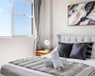 The Serene Ocean's Edge Retreat - The Entrance - Slaapkamer