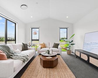 Rolleston smart home - family friendly and entertainer's heaven - Rolleston - Sala de estar