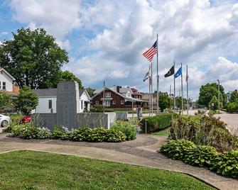 Charming shotgun nestled in historic mansion row. - New Albany - Building