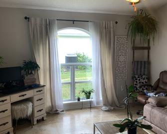 Small Town Living; Dining, Shopping, Kayaking, Rivers, Lakes, Nursing Home - Macclenny - Servicio de la habitación