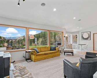 Serene Country Home with Pool and Hot Tub - Cashmere - Living room