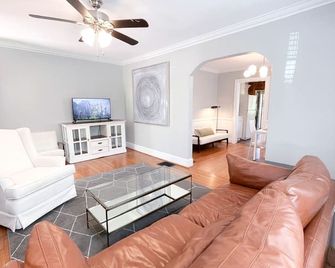 Amazing Cottage with Great Sights in Charlotte, North Carolina - Charlotte - Sala de estar