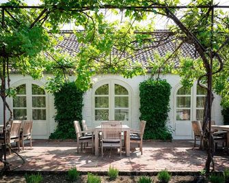 A Calm and Clean Stay Near Roermond Shops! Free Parking, Onsite Dining! - Baarlo - Patio