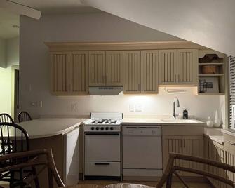 Located right on the edge of town, the perfect Nantucket getaway! - Nantucket - Kitchen