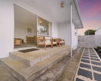 Lorenzen Bay Bungalow - Raglan Holiday Home - Raglan - Patio