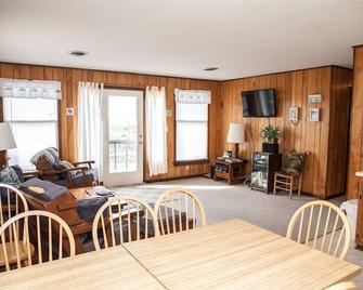 The Beach Bux Cottage Is Located One Lot Back And Easy Access To The Beach! - Frisco - Dining room