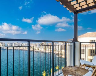 شقة فاخرة في لا مير بإطلالة غير متناهية- شقة بنمط بوهيمي فاخرة 1 - دبي - شرفة