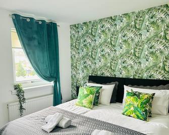 Lady Wilson Apartment - Airdrie - Bedroom