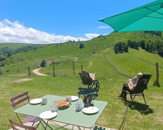 Vue exceptionnelle tout en haut des montagnes, dépaysement total ! - Camurac - Dining room