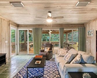 Sun, Shells and Seaspray w/ Lanai - Delray Beach - Living room