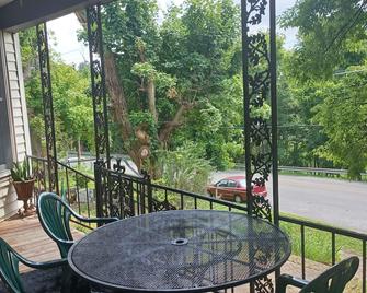 Historic Cozy Cottage 5 to 10 Mins. from, Fishing, Golfing, Waterpark, Hunting - Eddyville - Balcony