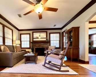 Classy home w/ deck & fenced yard only 2 blocks from the fairgrounds!! - Tulsa - Living room