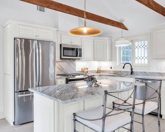 Peaceful River View Retreat - One Level 4BR on 1.5 Acres, Covington - Covington - Kitchen