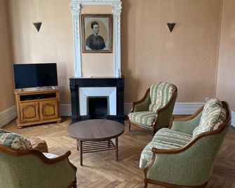 Mansion With Large Capacity - Roisey - Sala de estar